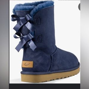 Treadlite by UGG water resistant boots with bow on back